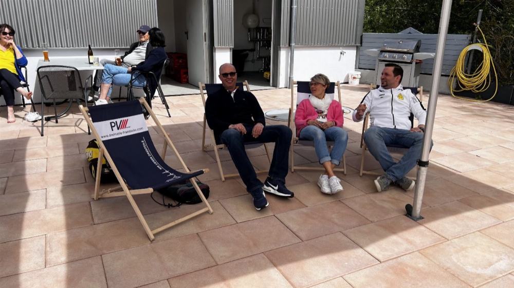 Mitglieder auf der Terrasse bei der Saisoneröffnung